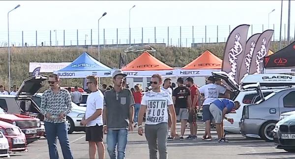 Iubitorii de adrenalină şi-au dat întâlnire la Târgu-Mureş. Aproape 250 de maşini au participat la show