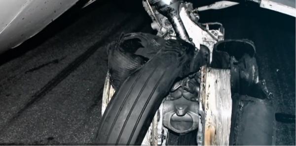 Piloţii, bănuiţi vinovaţi pentru incidentul în care au explodat roţile unui avion TAROM