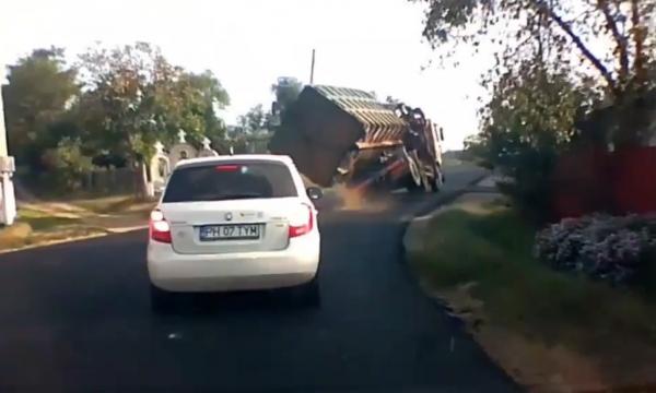 TIR cu fier vechi, filmat când se răstoarnă într-o curbă, în Bacău (Video)