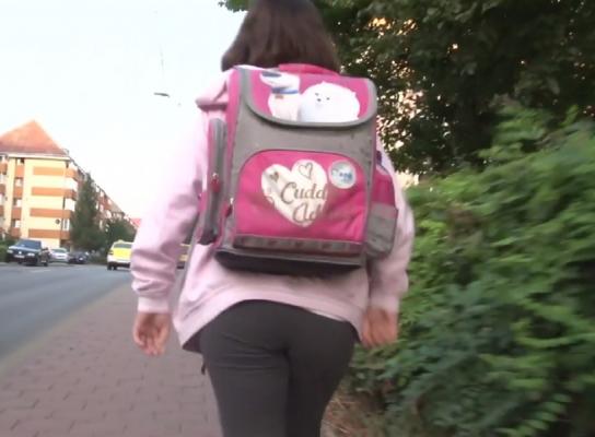Ghiozdanul, un adevărat chin pentru elevi. Poartă în spate echivalentul a 50 de kg pentru un adult