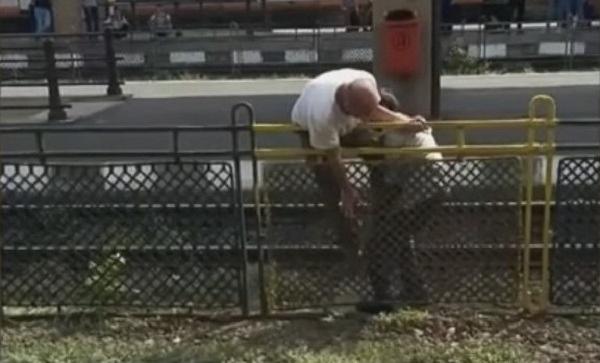 Doi bărbați beți se luptă să sară gardul dintre linii, în Gara din Ploiești (Video)