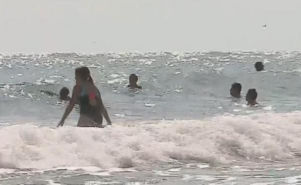 Vremea frumoasă atrage numeroși turiști pe litoral. Mulți ignoră însă pericolul valurilor