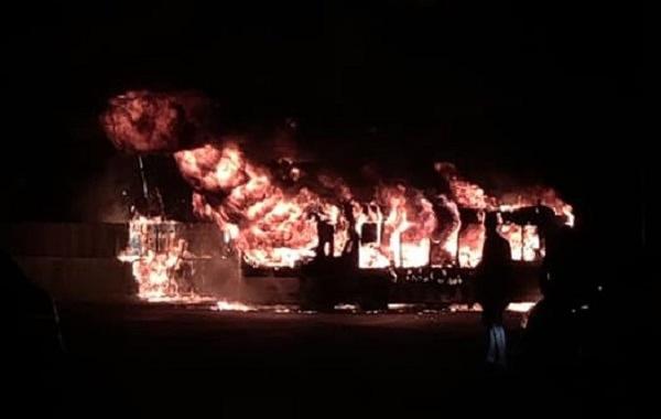 Un autobuz a fost distrus de flăcări, pe o stradă din Galați (Video)