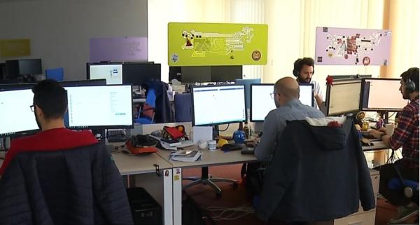 Românii vor să scape de şefi şi se visează antreprenori sau freelanceri, potrivit sondajelor