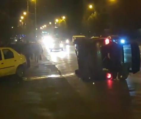 Doi copii şi părinţii lor, la un pas de tragedie, după ce maşina în care se aflau s-a răsturnat pe o şosea din Iaşi