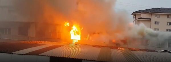 Şapte maşini făcute scrum, după un incendiu la un service din Floreşti (Video)