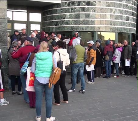 În Alba Iulia, zeci de locuitori au stat două zile şi două nopţi în faţa primăriei, ca să prindă un loc de parcare