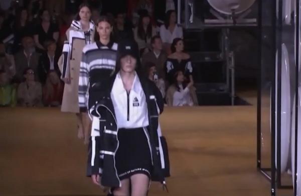 Eleganță și opulență la Săptămâna Modei la Londra