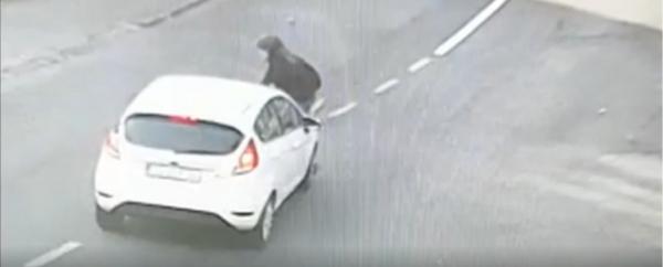 Dosar penal, după ce o maşină a lovit o tânără pe trotinetă în Cluj