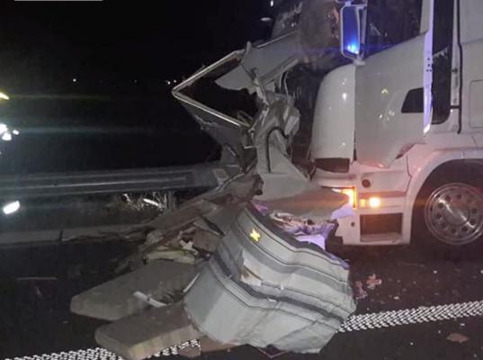 Doi bărbaţi au murit spulberaţi de un tir pe banda de urgenţă, pe autostradă