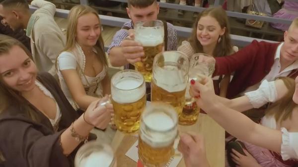 Oktoberfest, uriașa petrecere cu bere și cârnați bavarezi