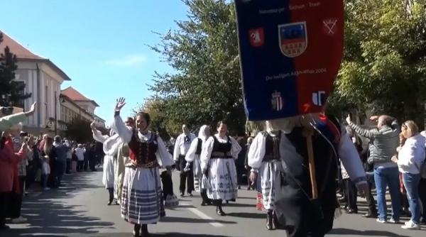 Saşii au defilat la Bistriţa în costumele tradiţionale ale străbunilor