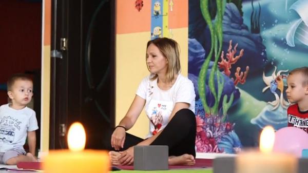 Yoga, noul sport favorit al copiilor. Ce beneficii are o oră de relaxare