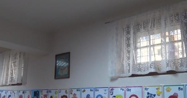Clasă amenajată în beciul unei şcoli, la Sibiu. Părinții nu și-au mai lăsat copiii la cursuri