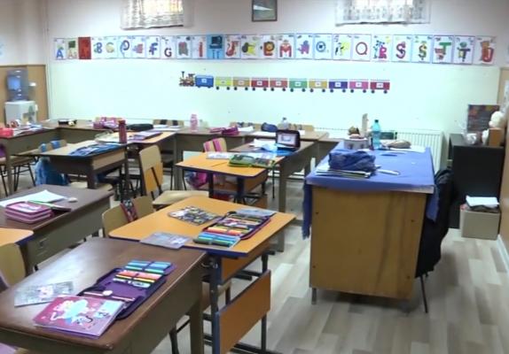 Elevii unei şcoli din Sibiu sunt nevoiţi să înveţe la subsol, înghesuiţi într-o magazie