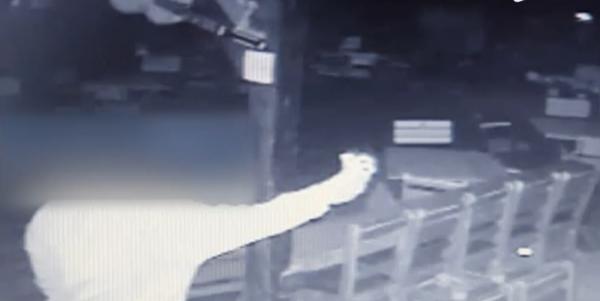 Un tânăr care jefuia un club de noapte din Suceava a început să-şi facă poze cu telefonul în timp ce fura