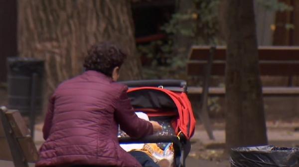 Bunicii care au în grijă nepoţi ar putea primi bani de la stat