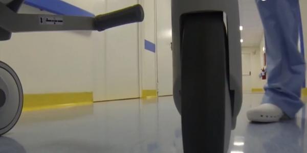 Un medic oftalmolog din Cluj își lasă soţia să opereze pacienţi cu probleme la ochi, deşi femeia nu are acest drept