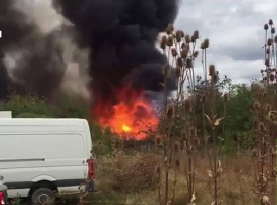 Incendiu violent la un depozit de mobilă din Pitești