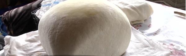 Brânza de burduf, mai scumpă la stână decât în magazin