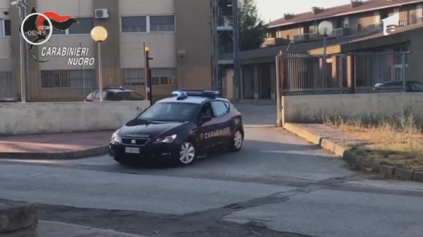 Românii care au furat băutură în Italia cu un cărucior de copii sunt soț și soție