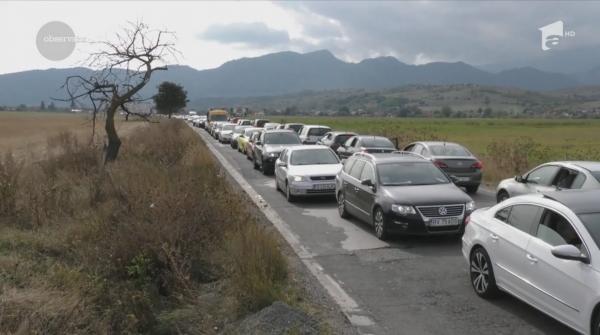 Cozi interminabile pe drumul către Castelul Bran, aflat permanent în reparații