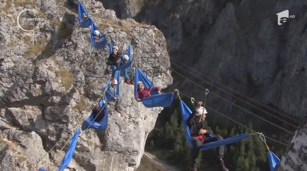 Zece turiști s-au pus în hamac și au dormit suspendați la 200 de metri înălțime, în Gorj
