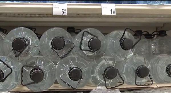 Cea mai ieftină apă îmbuteliată din magazine s-ar putea scumpi cu 10 procente