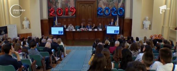 Numărul studenţilor din România s-a redus la jumătate în ultimul deceniu