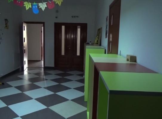 Un copil de trei ani a ajuns la spital după ce un dulap a căzut peste el, într-o grădiniţă din Bistriţa-Năsăud