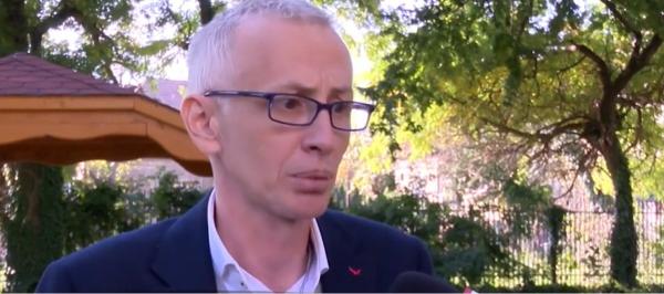 Directorul de liceu care a atacat elevii fumători cu un extinctor, lăudat de părinţi