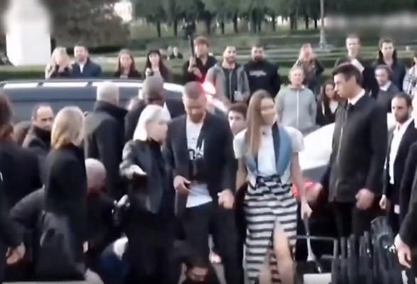 Un blogger s-a aruncat la piciorul lui Justin Timberlake, la Săptămâna Modei de la Paris
