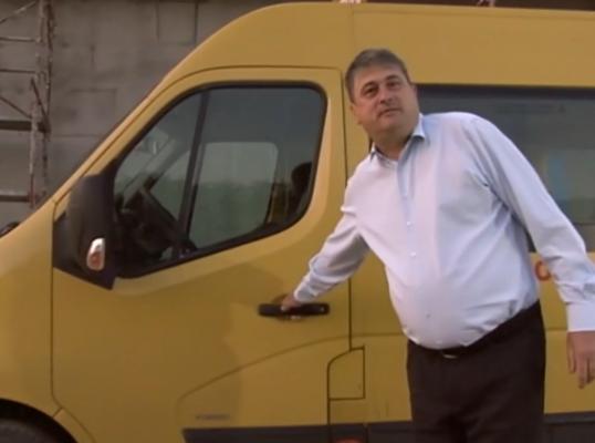 Primarul unei comune din Gorj, şofer pe microbuzul şcolar, din lipsă de angajaţi