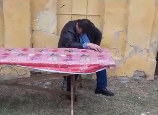 Directorul unui colegiu din Calafat, răpus de băutură. A fost filmat în timp ce dormea cu capul pe o masă