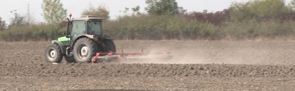 Fermierii români, nemulţumiţi că sunt obligaţi să-şi vândă marfa la preţuri mici