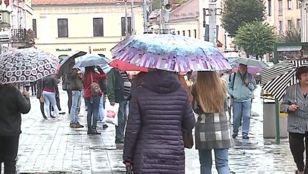 Vremea rece, resimţită în toată ţara. La munte au apărut primii fulgi de zăpadă