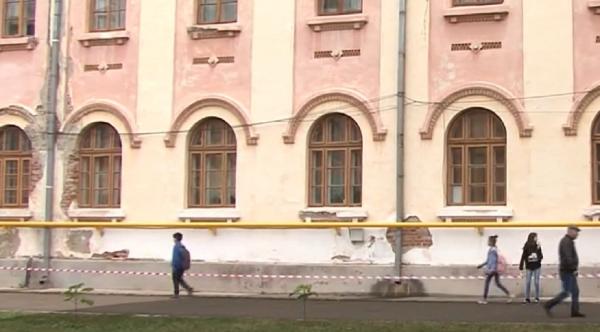 Clădirea unui liceu din Tg. Jiu cade pe elevi, e veche de 100 de ani