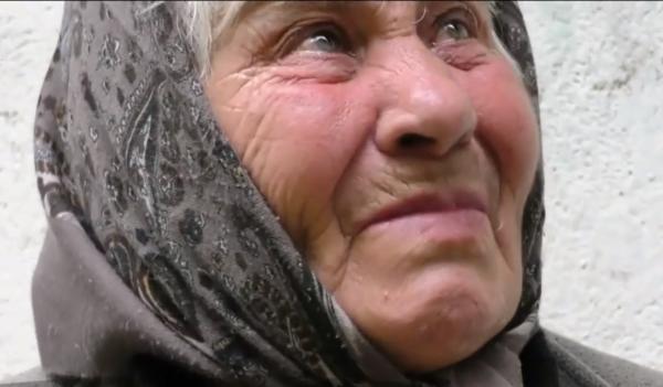 Bătrână din Brașov, dată afara din casă, după 27 de ani: "Sunt terminată, nu mai pot, dorm în cort"