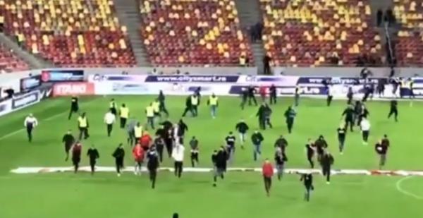 Violenţe la finalul meciului FCSB şi Dinamo. Ultraşii s-au încăierat pe teren şi în tribune