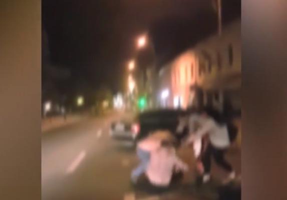 Atac extrem de violent în Sighetul Marmaţiei. Un tânăr a fost bătut cu bâte, răngi şi sticle de mai mulţi indivizi