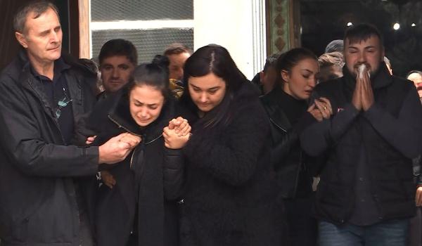 Lacrimi şi durere la înmormântarea victimelor accidentului cu 10 morţi din Ialomiţa