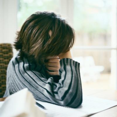 Psihologii trag un semnal de alarmă în privinţa copiilor ai căror părinţi pleacă la muncă în străinătate