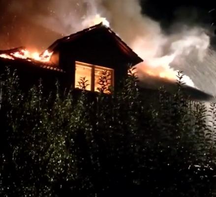 Incendiu puternic la o casă din Bistriţa Năsăud. Focul a pornit de la acoperiş