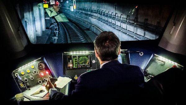 Anchetă la Metrorex, după ce un bărbat a rămas agăţat de vagon şi a fost târât zeci de metri