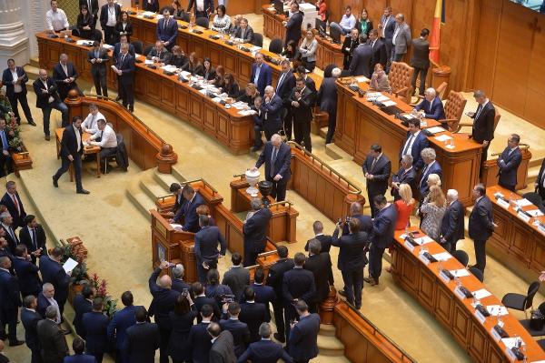 Dezbaterea şi votul pe moţiunea de cenzură, trăite la cote maxime în plenul Parlamentului (Video)