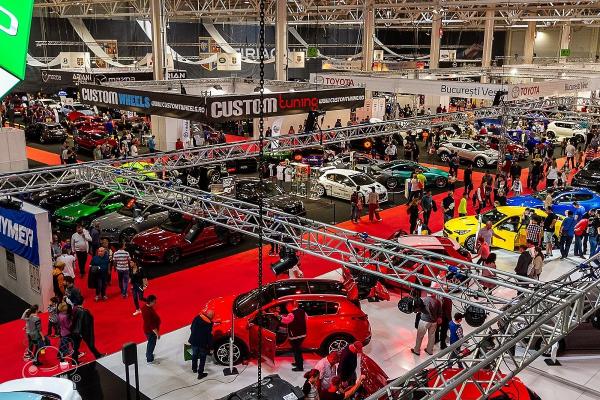 Maşina vedetelor de la Hollywood, marea atracţie de la Salonul Auto Bucureşti