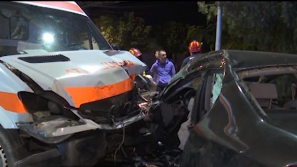 Accident grav în Timiş! O ambulanţă a fost lovită puternic în timp ce transporta un pacient intubat