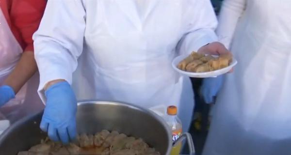 Pelerinajul la Catedrala Mitropolitană din Iaşi s-a încheiat pentru credincioşi cu sarmale şi vin