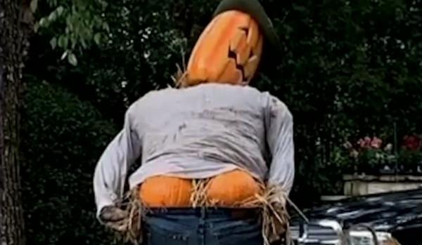 O sperietoare indecentă a creat revoltă în Georgia, Statele Unite ale Americii