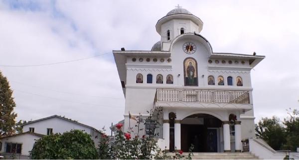 Arhiepiscopia Tomisului îi încurajează pe enoriaşi să cumpere lumânări doar din biserică